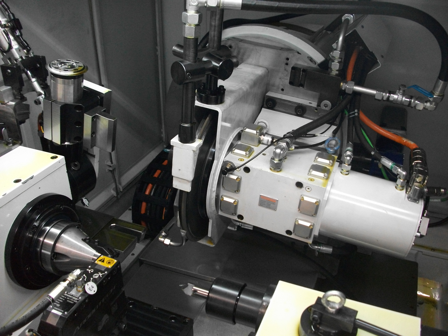 First class surface finish with hydrostatic motor grinding (...)